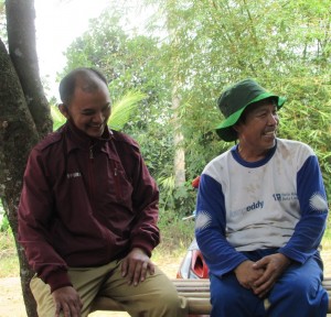 Penyuluh Pertanian Lapangan atau PPL dari UPTD Ciranjang, Kab.Cianjur  yang melayani 4 kecamatan Jana Sujana,SP bersama Ketua Kelompok Tani Babakan Sari Ikin Sodikin (Foto:sembada/rori)