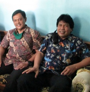 Kadis Pertanian Kab.Subang Ir Djaja Rohadamadja (kiri) dan Wartawan Media Pertanian online www.sembadapangan.com Henry Supardi (Foto:sembada/rori)
