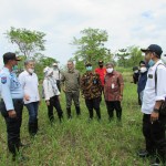 Ugi Sugiharto (kanan) disaksikan Direktur Pangan dan Pertanian, Bappenas Dr Anang Nugroho  (dua kiri) minta kepada Wiwid FR menyediakan lahan 100 ha (Foto:sembada/rori)