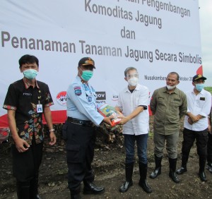 Direktur Pangan dan Pertanian Dr Anang Nugroho menyerahkan benih kepada Kalapas Terbuka  Nusakambangan Wiwid Achmad,SH,MH (Foto:sembada/rori)