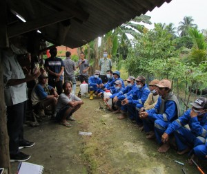 Para petani Desa Sukarame,Kec.Carita dengan tekun mendengarkan arahan dari Ir Iping Saripin (Foto:sembada/rori)