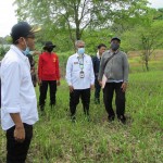 Disaksikan Joko Pramono (dua kaan), Ugi Sugiharto (kiri) sebut program ketahanan pangan di lembaga pemasyarakatan perlu penanganan khusus (Foto:sembada/rori)