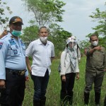 Hamid Sangaji (kanan) bersama Wiwid (kiri) dan Anang Nugroho menunjuk lahan ber-'contour' perbukitan yang butuh alat berat untuk olah tanah (Foto:sembada/rori)