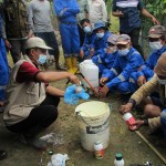 Petugas Pengendali Organisme Pengganggu Tanaman Pangan (PPOPTP) Akhmad Payumi menakar racun untuk dilarutkan (Foto:sembada/rori)
