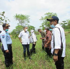 Tri Susilarjo (dua kanan) di hadapan Anang Nugroho menjelaskan kepada Wiwid bahwa lahan yang luas bisa diwujudkan melalui keseriusan  para stake-holders (Foto:sembada/rori)