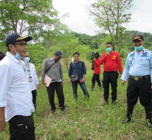 Ugi Sugiharto (kiri) 'menyerawang' calon lahan disaksikan Kalapas  Terbuka Wiwid (kanan) dan Kasi Kegiatan Kerja Lapas Terbuka Topan Ahmad (dua kanan) (Foto:sembada/rori)