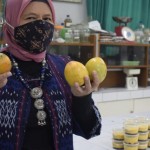 Dosen Fakultas Pertanian Uni.Nasional Jakarta memperlihatkan buah nusantara yang kini langka (Foto:sembada/unas)