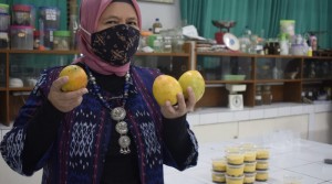 Dosen Fakultas Pertanian Uni.Nasional Jakarta memperlihatkan buah nusantara yang kini langka (Foto:sembada/unas)