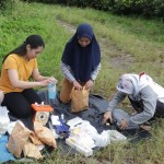 Para mahasiswi Unas menerapkan ilmunya untuk menyeleksi dan mengekstraksi jamur jadi tepung (Foto:sembada/dms-unas)