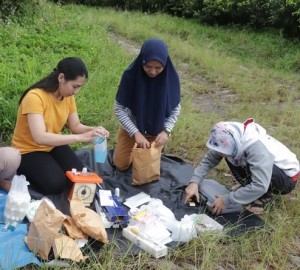 Para mahasiswi Unas menerapkan ilmunya untuk menyeleksi dan mengekstraksi jamur jadi tepung (Foto:sembada/dms-unas)