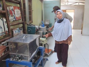 Ketua KWT Ngudi Sari Wartini menunjukkan mesin UPH bantuan Kementerian Pertanian (Foto:sembada/rori)