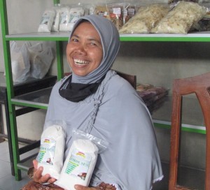 Ketua KWT Ngudi Sari Wartini menyebut para petani dan anggota sangat bergembira bisa mengolah ubikayu menjadi mocaf yang bisa gantikan tepung terigu (Foto:sembada/rori)