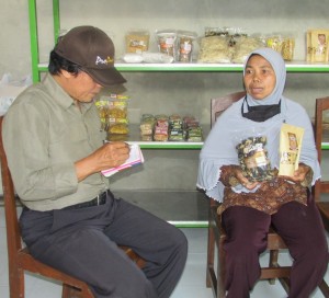 Henry Supardi (kiri) dari Media Pertanian online www.sembadapangan.com bincang dengan Wartini tentang kemampuan memproduksi mocaf (Foto:sembada/rori)