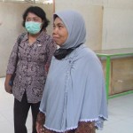 Ketua Kelompok Wanita Tani (KWT) Ngudi Sari Wartini (kanan)  bersama Soes Tiwiningsih di ruang produksi KWT Ngudi Sari (Foto:sembada/rori)