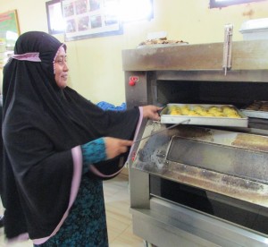 Ketua KWT Hasrat Rahma Bakery Desa Dumati, Kecamatan Telaga Biru Maryam Isa bergiat di pengolahan bantuan pemerintah (Foto:sembada/rori)