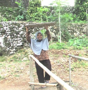 Wartini mengusung alat jemur yang masih tradisionil dan menjadi hambatan berproduksi pada musim hujan (Foto:sembada/rori)