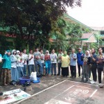 Dosen Unas serta para siswa yang  tergabung dalam Gerakan Cinta Lingkungan pada pelatihan kompos di SMAN 34  Jakarta (Foto:sembada/pr-unas)