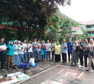 Dosen Unas serta para siswa yang  tergabung dalam Gerakan Cinta Lingkungan pada pelatihan kompos di SMAN 34  Jakarta (Foto:sembada/pr-unas)