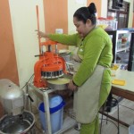 Seorang pekerja yang menerima upah sebesar 1 juta rupiah per bulan sedang menyelesaikan adonan untuk membuat kue pia a la Gorontalo (Foto:sembada/rori)