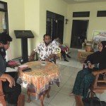 Ketua KWT Hasrat Rahma Bakery Maryam Isa (kanan) didampingi Jupri Harun sedang bincang dengan Henry Supardi dari Media Pertanian online www.sembadapangan.com di rumahnya di Desa Dumati, Kecamatan Telaga Biru, Kab. Gorontalo (Foto:sembada/rori)