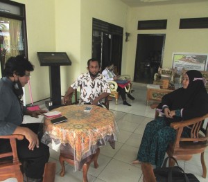 Ketua KWT Hasrat Rahma Bakery Maryam Isa (kanan) didampingi Jupri Harun sedang bincang dengan Henry Supardi dari Media Pertanian online www.sembadapangan.com di rumahnya di Desa Dumati, Kecamatan Telaga Biru, Kab. Gorontalo (Foto:sembada/rori)
