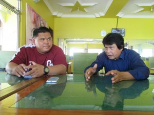 Henry Supardi dari Media Pertanian online sembadapangan.com (kanan) bincang dengan Iwan Gunawan tentang budidaya kedelai dari hulu ke hilir walau di lahan bekas tambang pasir (Foto:sembada/rori)