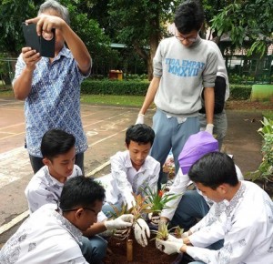 Para siswa yang tergabung dalam  Gerakan Cinta Lingkungan sedang praktik komposting (Foto:sembada/pr-unas)