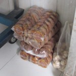 Gula merah untuk campuran pembuat kecap manis  dan bawang putih serta lainnya sedang disiapkan di gudang untuk kecap pedas (Foto:sembada/rori)