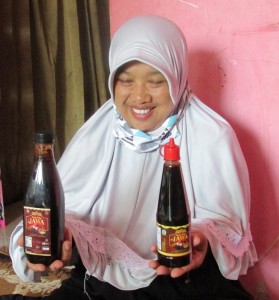 Ainul Adawiyah menunjukkan kecap ukuran 500 ml dan 135 ml yang diproduksi KWT Sri Wilujeng-4 (Foto:sembada.rori)