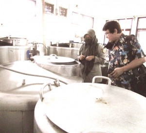 Kabag Tata Usaha BIB Lembang Drh Ida Zahidah Irfan (kiri) di ruang khusus penyimpanan mani beku di dalam tong berisi straw atau mani beku yang direndam dengan N2 cair bertmperatur  minus 196 derajat Celcius (Foto:sembada/rori)