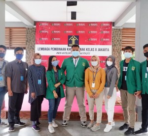Para mahasiswa Unas bersama dengan Pengurus LPKA Jakarta (FotoLsembada/unas-tin)