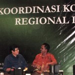 Wartawan Media Pertanian online www.sembadapangan.com Henry Supardi (kanan) bincang dengan Ketua UPJA Pendawa Lima Sugeng Riyanto tentang manfaat SP3T bagi kelompok tani (Foto:sembada/rori)