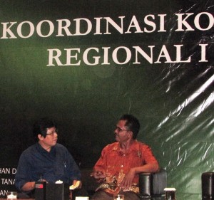 Wartawan Media Pertanian online www.sembadapangan.com Henry Supardi (kanan) bincang dengan Ketua UPJA Pendawa Lima Sugeng Riyanto tentang manfaat SP3T bagi kelompok tani (Foto:sembada/rori)