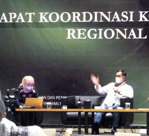 Kepala Biro Pembinaan dan Pengawasan  Resi Gudang Widi Astuti,SE (kiri) didampingi oleh Direktur PPHPTP Ir Gatut Sumbogojati  bicara tentang manfaat Resi Gudang (Foto:sembada/rori)