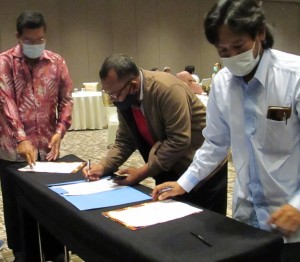 Fakih Hanafi bersama anggota Gapoktan Ngudi Makmur menandatangani kesepakatan (Foto:sembada/rori)