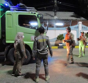 Petugas menyetop kendaraan yang sudah terpantau  di Pelabuhan Bakauheni, Prov.Lampung dan memeriksa muatan di Pelabuhan Merak (Foto:sembada/rori)