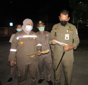 Kepala Balai Karantina Pertanian Cilegon Drh Arum Kusnila Dewi (kiri) dampingi Ali Jamil yang walau larut matak bosan memeriksa kesesuaian surat muatan (Foto:sembada/rori)