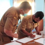 Kepala KCD-UPTD Pengelolaan Pertanian Kecamatan Blanakan M.Anwar (kanan) menandatangani kesepakatan target serapan gabah petani sebanyak 24.999 ton GKG (Foto:sembada/rori)
