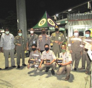 Deden Komarudin (empat dari kiri) bersama petugas lapangan Balai Karantina Cilegon dan Ali Jamil (Foto:sembada/rori)