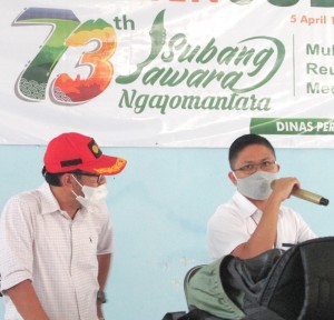 Ugi Sugiharto bersama Kepala Cabang Perum Bulog Kabupaten Subang Deni Kurniawan,SSi yang menyebut pihak Bulog akan menyerap gabah petani dengan mutu baik (Foto:sembada/rori)