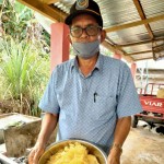 Ketua Kelompok Tani Satahi di Desa Gurgur, Kec.Sipahutar D.Simanjuntak turut melibatkan diri untu mendapat pengalaman pengolahan (Foto:sembada/dok-henry)
