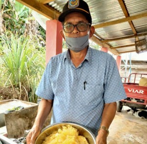 Ketua Kelompok Tani Satahi di Desa Gurgur, Kec.Sipahutar D.Simanjuntak turut melibatkan diri untu mendapat pengalaman pengolahan (Foto:sembada/dok-henry)