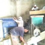 Para karyawan di penggilingan milik Kelompok Tani Raharja sedang sibuk mengolah gabah untuk memenuhi permintaan konsumen atas beras kelas premium (Foto:sembada/henry)