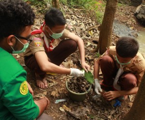 Pelatihan melibatkan anak-anak dengan mengakrabi ekosistem (Foto:sembada/dok-unas)