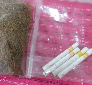 Inilah sosok rajangan daun talas beneng sebagai pengganti tembakau (kiri) menjadi sigaret herbal (kanan) yang disukai konsumen mancanegara (Foto:sembada/rori)
