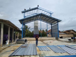 Penyelesaian bangunan berbarengan dengan pemasangan vertical dryer milik Keltan Harapan Jaya, Desa Pulau Jaya, Kec.Palas (Foto:sembada/rori)