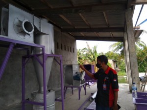 Pengawas dan konsultan penyedia peralatan vertical dryer sedang memeriksa kelengkapan perangkat yang akan dipasang (Foto:sembada/rori)