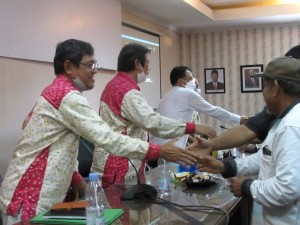 Dari kiri. Pengurus DPW Perhiptani Banten Marin,SP,MM yang kini jadi Wakil Ketua disusul Ir Fathan Rasyid (Ketua DPP Perhiptani) dan Ir Agus M.Tauchid menerima salam hangat dari para penyuluh (Foto:sembada/rori)