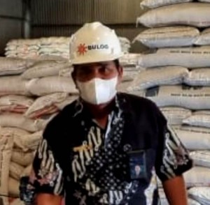 Arif Mandu memeriksa kondisi karung dan volume beras yang akan disalurkan (Foto:sembada/dok)