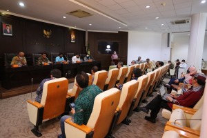 Paparan mengenai Pembangunan Taman Etalase Kebun Sawit Indonesia pada lahan 50 Ha oleh Rektor USU Dr Muryanto Amin dihadiri para pengusaha nasional dan para ahli energi terbarukan (Foto:sembada/humas-usu)